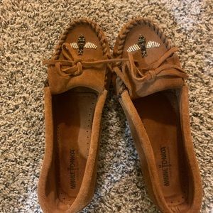Minnetonka Moccasins Bee Design - Brown